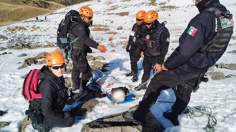 Policía de alta montaña auxilia a 4 lesionados que subieron al Nevado de Toluca